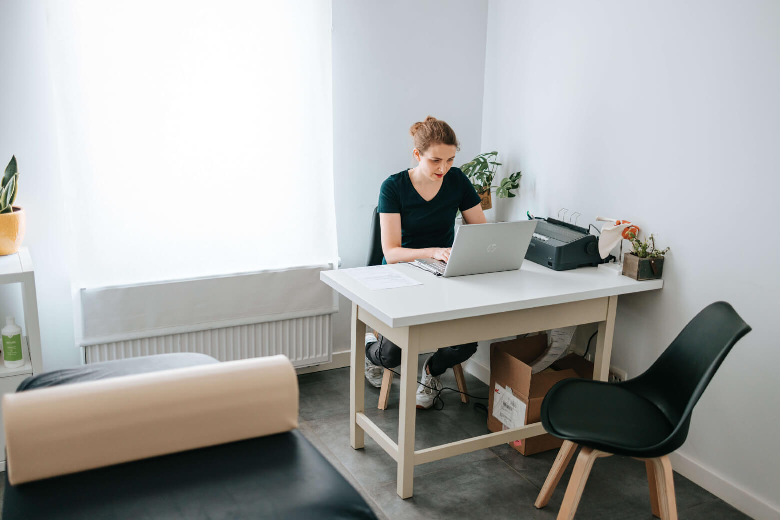 Eva Deca op een laptop
